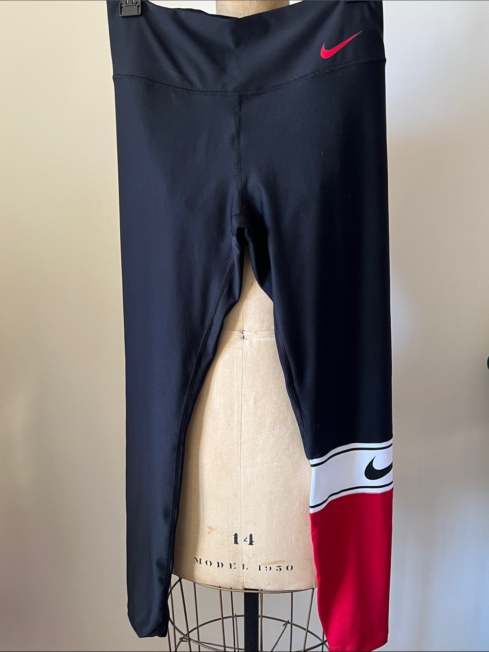 NWT Nike leggings size M